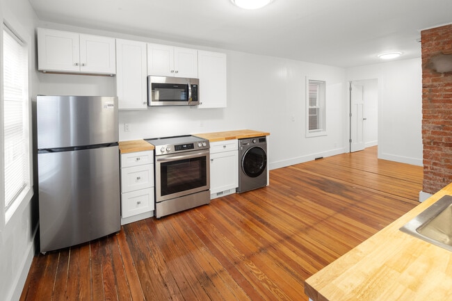 Building Photo - 323 Williams St