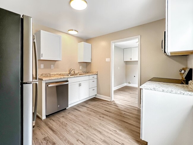 Building Photo - Fully Renovated 3-Bedroom Gem in West End ...