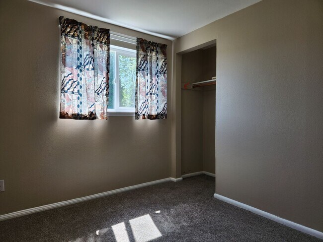Building Photo - Spacious Lower Level Apartment Ready For R...