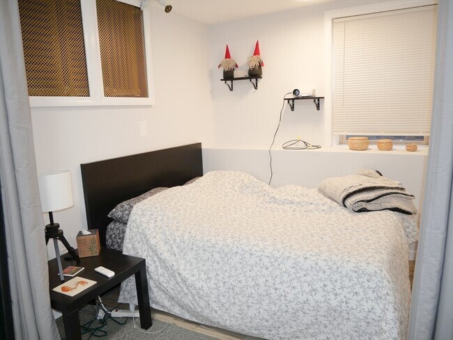 Building Photo - 10 Beals St