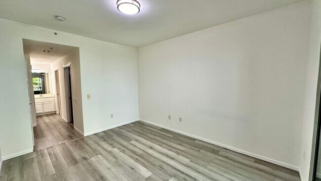 Building Photo - Bright + Spacious First-Floor Condo in Par...