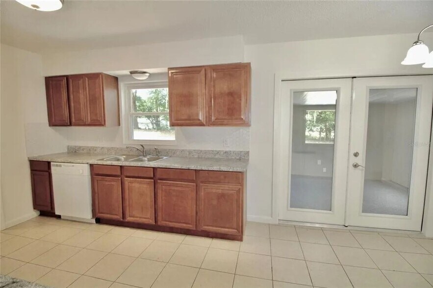 Building Photo - 2912 NE 25th Ct