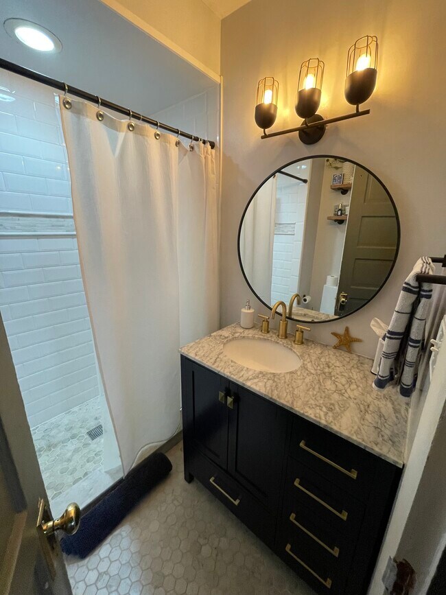 Building Photo - 1404 4th Ave