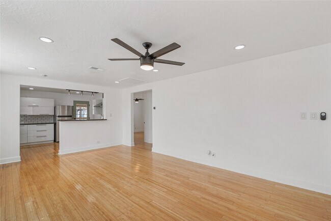 Building Photo - 320 Coronado St