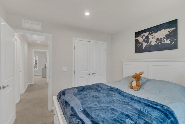 Building Photo - Beautiful Townhome!! Great Location!!