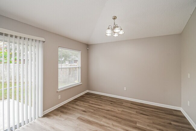 Building Photo - 3290 Silverado Cir