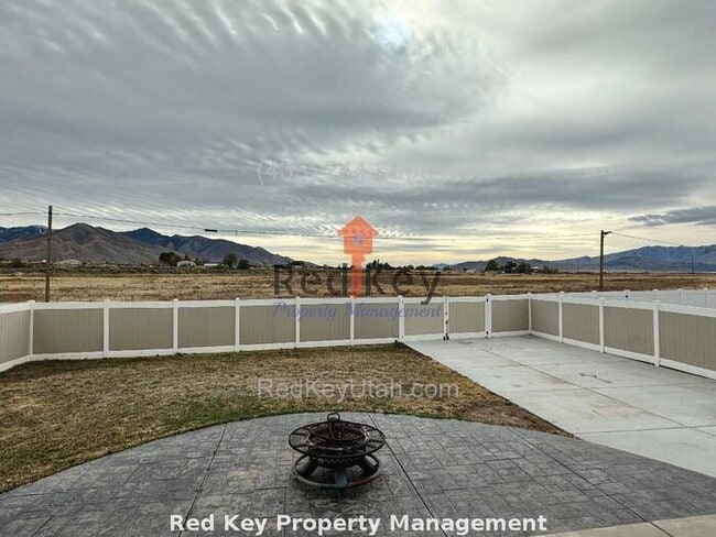 Building Photo - 770 N Single Family Home