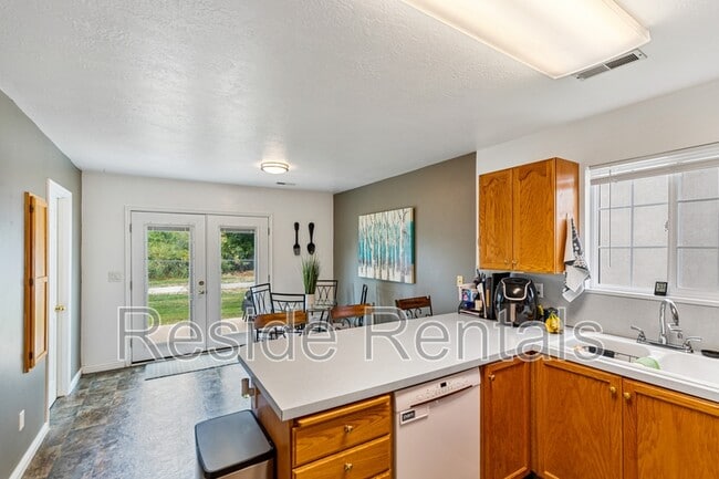 Building Photo - 1637 Talon Dr