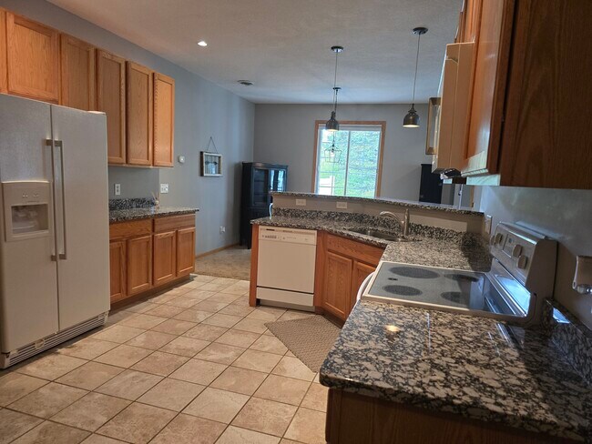 Building Photo - 9649 Peony Ln N