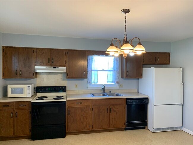 Building Photo - 4 bedroom farm house!