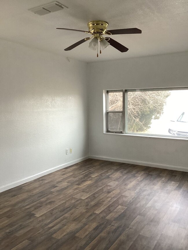 Building Photo - Newly Updated Family Home  Close to Jr. High & High School!  Pets welcome!