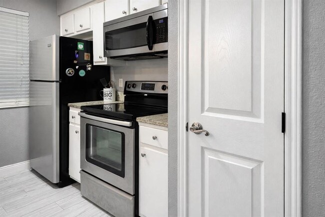 Building Photo - 2450 Ashdale Dr