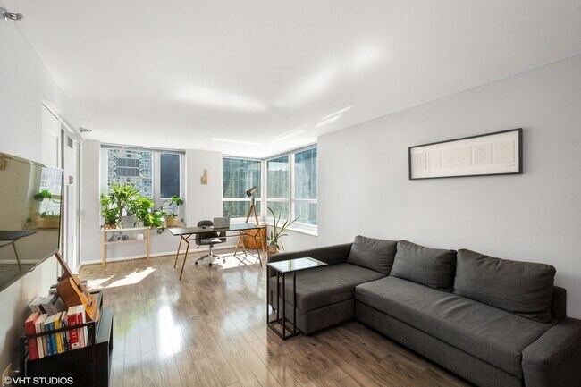 Building Photo - 345 N La Salle Dr