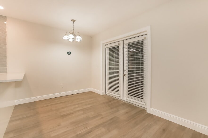 Building Photo - 412 Regal Park Dr