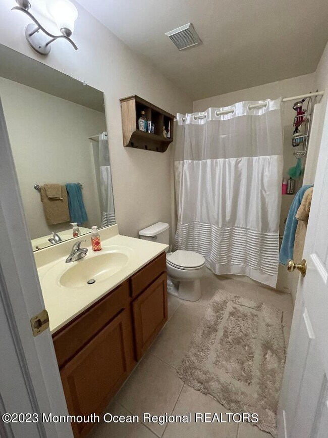 Building Photo - 535 Country Club Dr