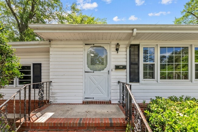 Building Photo - 607 Pinetree Dr