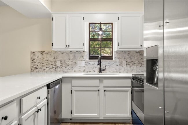 Building Photo - Beautiful Water-View 2BR/2BA Townhome – Flexible Leases, Pet Friendly, and ½ Off Deposit for Acti...