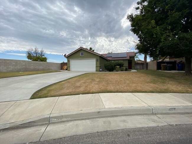 Building Photo - Nice 4 Bedroom Home with Pool.