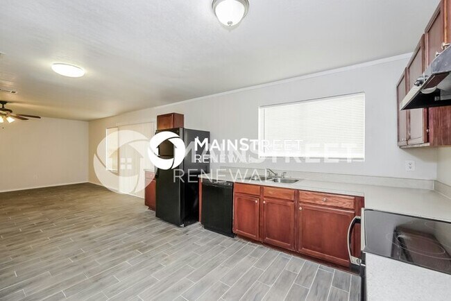 Building Photo - 4 Bedroom Pet-Friendly Home in Fort Worth, TX with Main Street Renewal