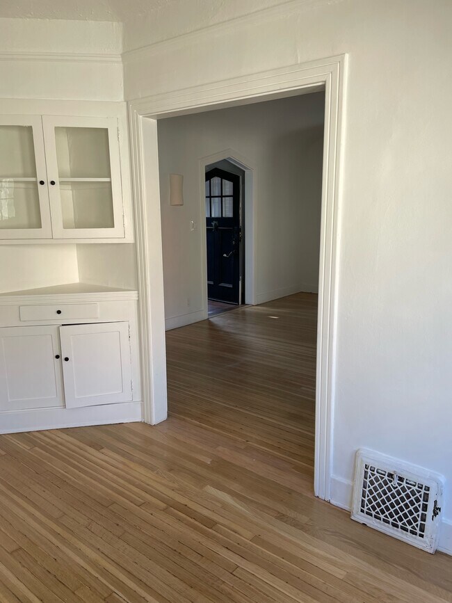 Building Photo - 2076 Paramount Dr