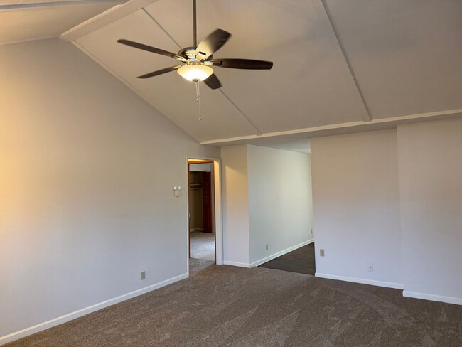 Building Photo - Cozy 2 bedroom 1 bathroom duplex in Eugene!