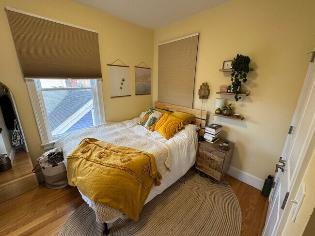 Building Photo - In-Unit Laundry, Central Heat/AC, Parking ...