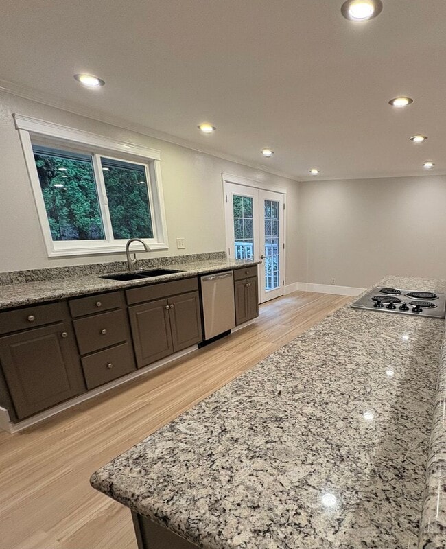 Building Photo - Sooooo Much Space! Beautifully remodeled Shoreline home!