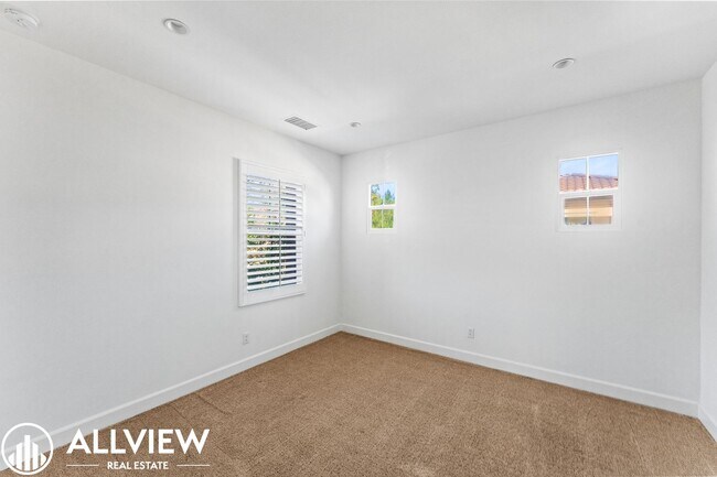 Building Photo - Gorgeous 3 bedroom 2.5 bath home in the newly constructed association of Eastwood Village!