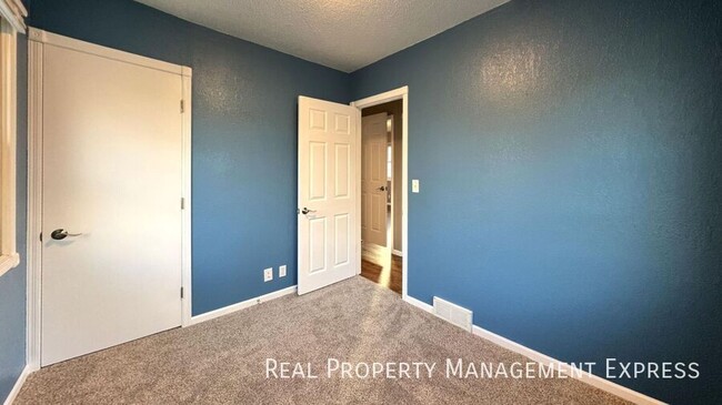 Building Photo - 3 Bedroom 1 Bathroom Single Family Home ne...