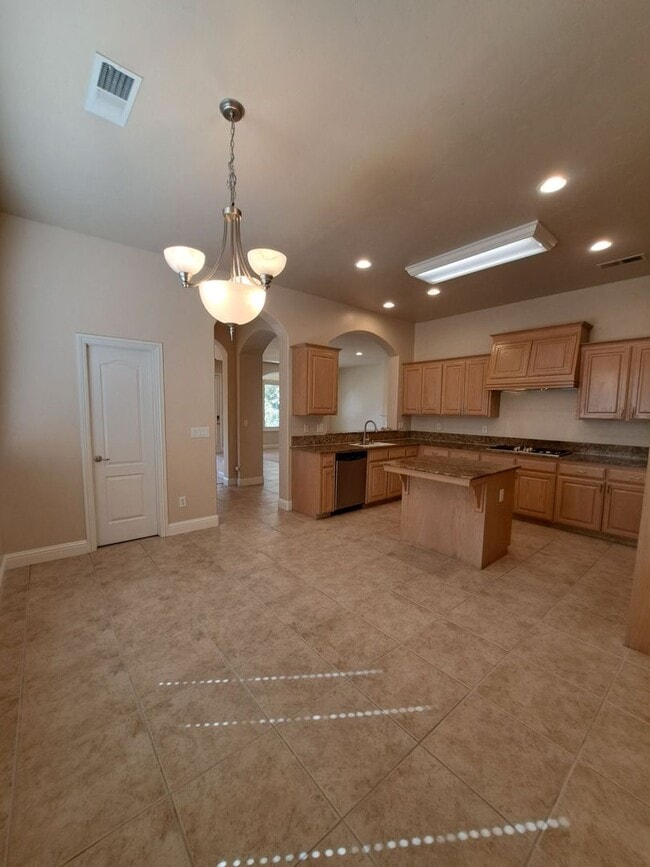 Building Photo - Charming 4 Bedroom House To Call Home!