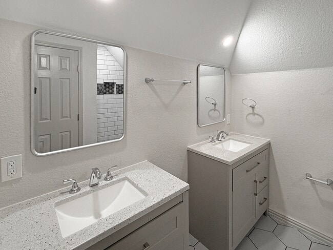 Building Photo - 2424 Mckinley Ave