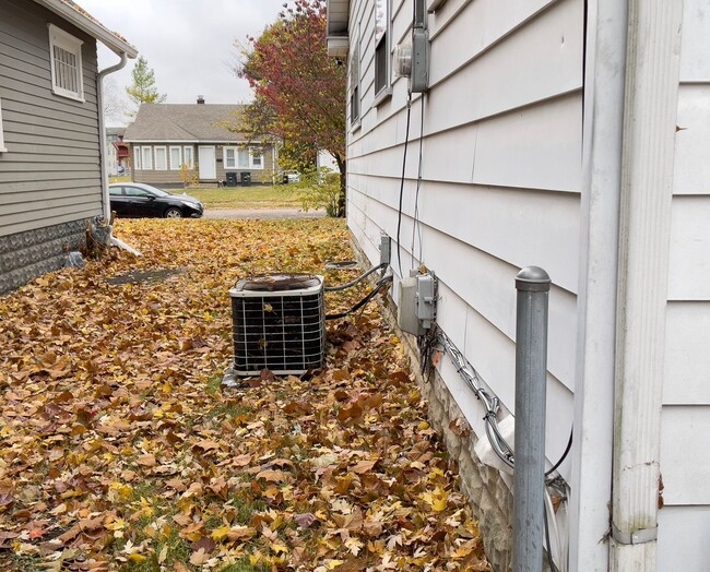 Building Photo - PRELEASING for AUGUST! Close to Campus