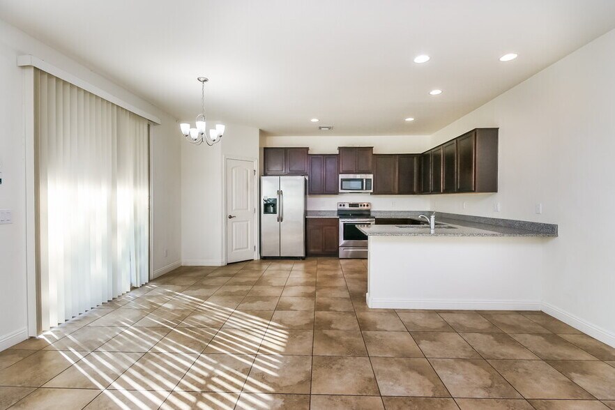 Building Photo - 5535 E June St