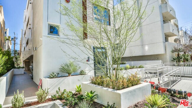 Building Photo - 1424 S Bentley Ave