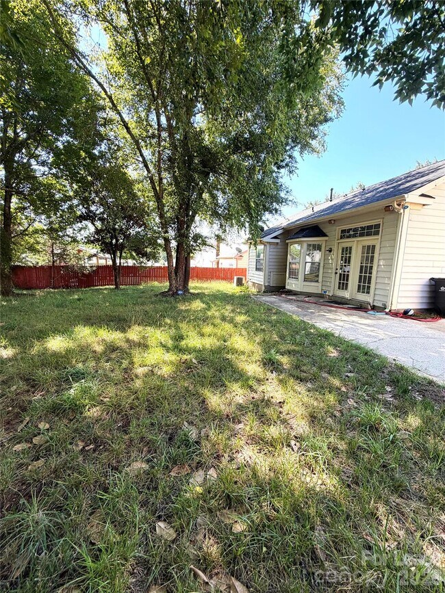 Building Photo - 900 Gretna Green Dr