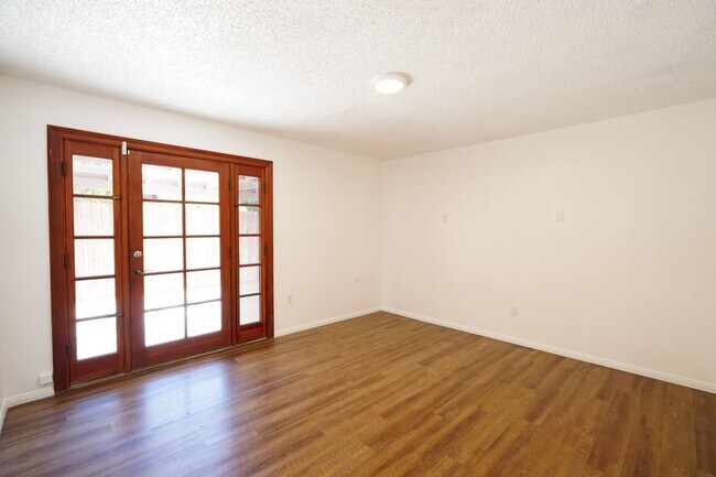 Building Photo - 220 Lilac Ct