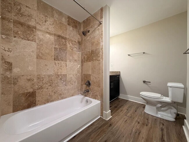 Building Photo - 3 bed 2 bath in Dekalb!