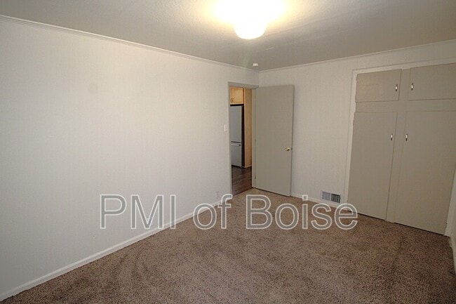 Building Photo - 2113 E Oak St