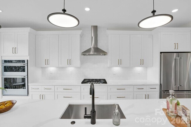 Building Photo - 142 Mattoon St