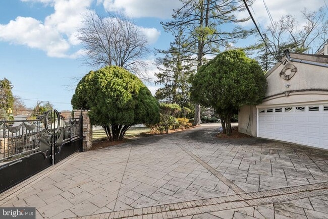 Building Photo - 5301 Goldsboro Rd