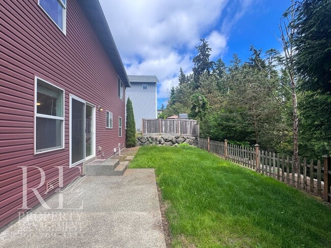 Building Photo - Spacious 4-Bedroom Home with Brand-New Carpet, Two Living Areas & Loft