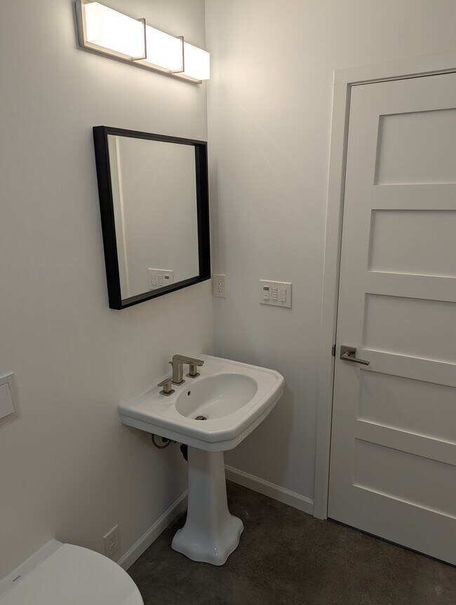 Building Photo - 2818 NE FREMONT ST