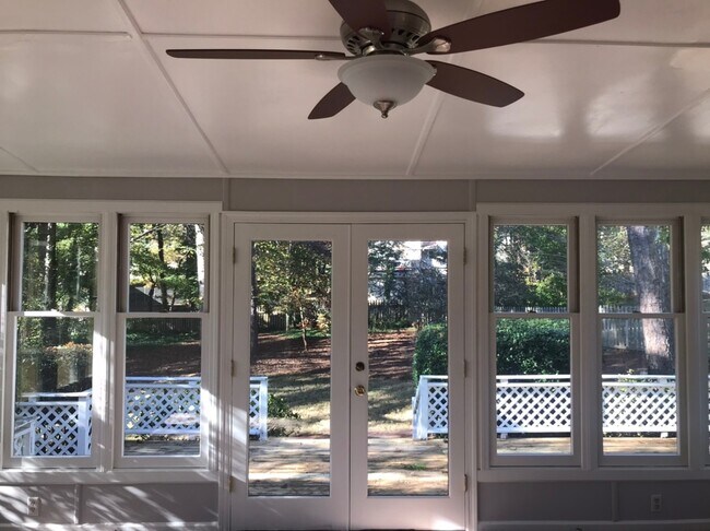 Building Photo - Great 4 Bedroom 2.5 Bath home in East Cobb...