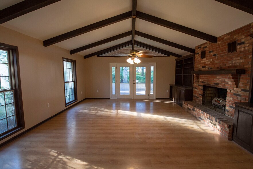 Building Photo - 831 Devon Drive