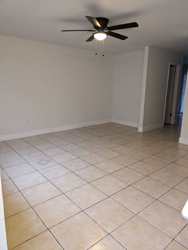 Building Photo - Remodeled and spacious 2 bedrooms with pat...