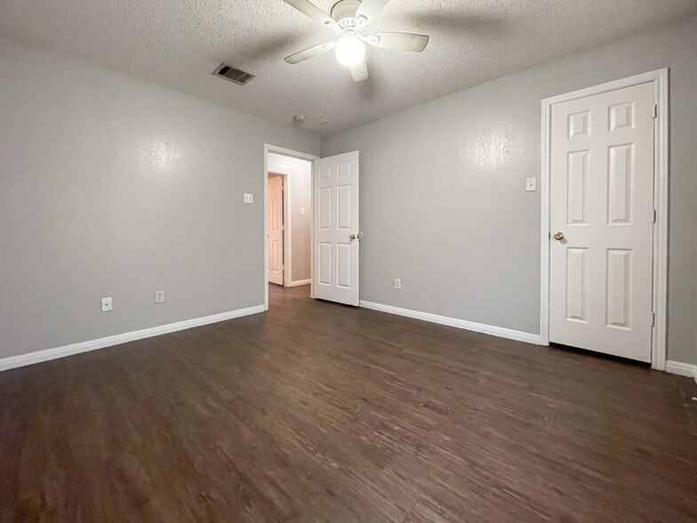 Building Photo - 141 Spring Country