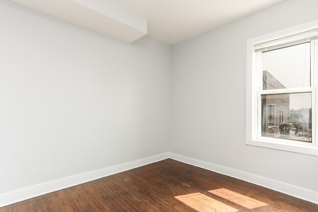 Building Photo - 2647 W Potomac Ave