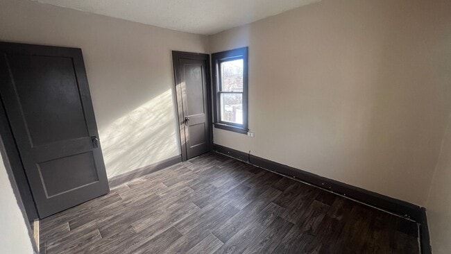 Building Photo - 2421-2423 W Finn Pl