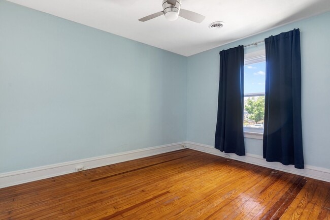 Building Photo - Classic Fan Rowhome for Lease