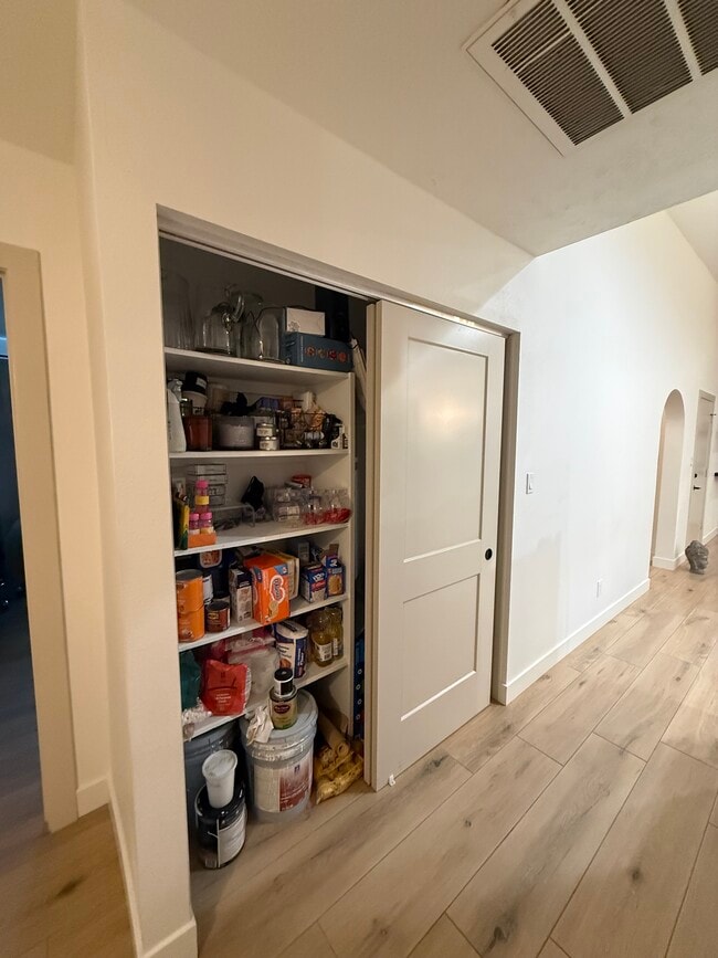 Building Photo - 948 E Grandview St